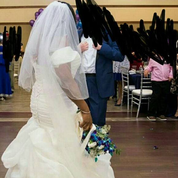 Demetrios Mermaid Wedding dress, veil & shaper - Picture 3 of 5